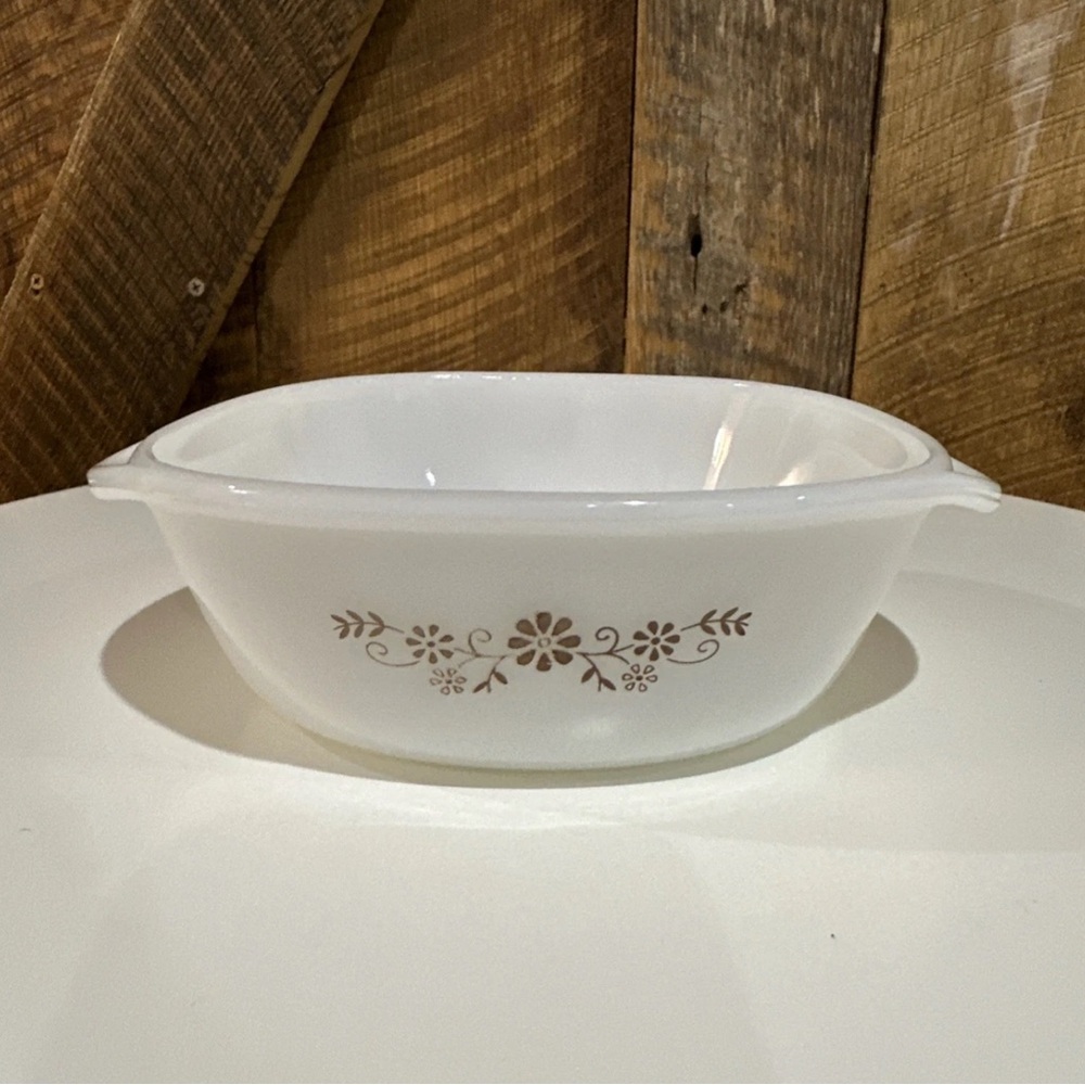 Vintage Dynaware Pyr-O-Rey Brown Daisy Milk Glass Small Casserole Dish 7.5”x6.5”